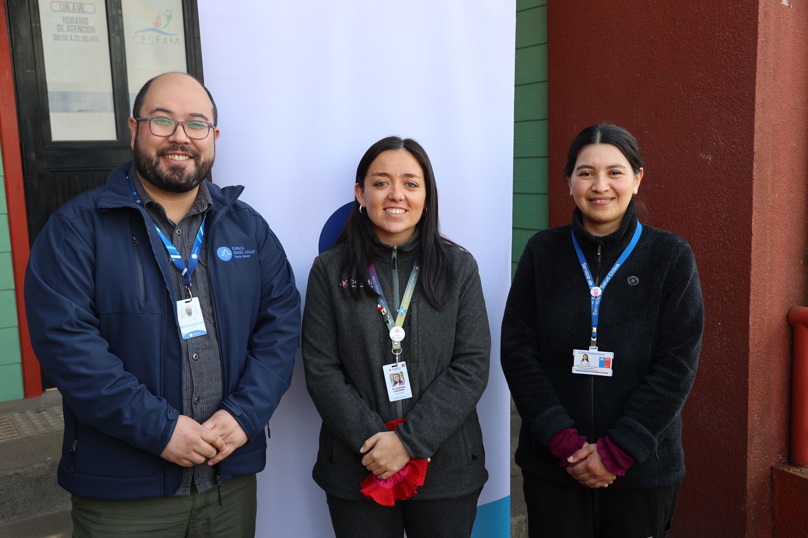 Felipe González, director médico de Clínica Andes Salud Puerto Montt; María Cristina Cardemil, Subdirectora Área de Salud de Desafío Levantemos Chile.; y Romina Barrientos, tecnóloga médica de Otorrinolaringología del Servicio de Salud Chiloé lideraron el operativo médico en Ancud, Chiloé,