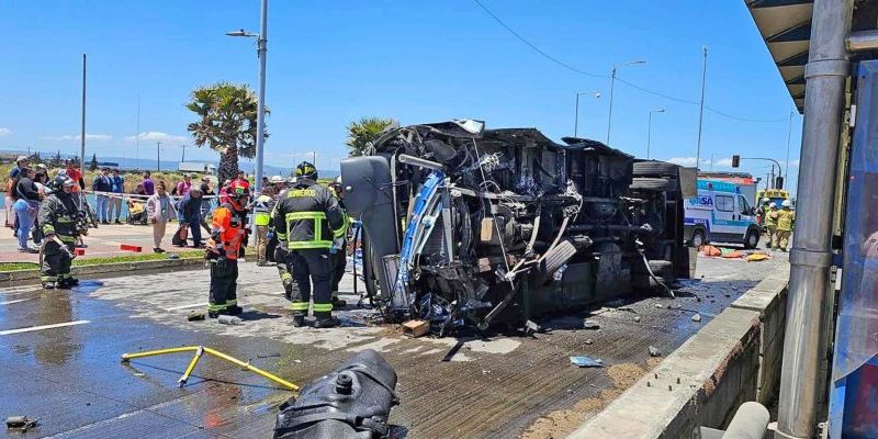 Accidente en Talcahuano deja un taxibus volcado y 35 heridos