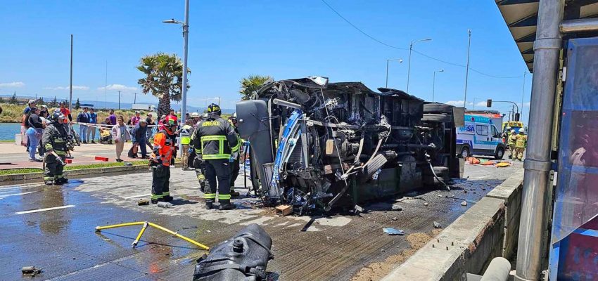 Accidente en Talcahuano deja un taxibus volcado y 35 heridos