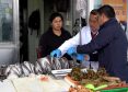 Autoridades promueven el consumo seguro de pescados y mariscos durante el verano en el Biobío para prevenir intoxicaciones alimentarias