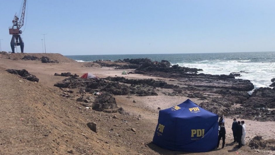 Encuentran cadáver de una mujer en avanzado estado de descomposición en playa de Antofagasta