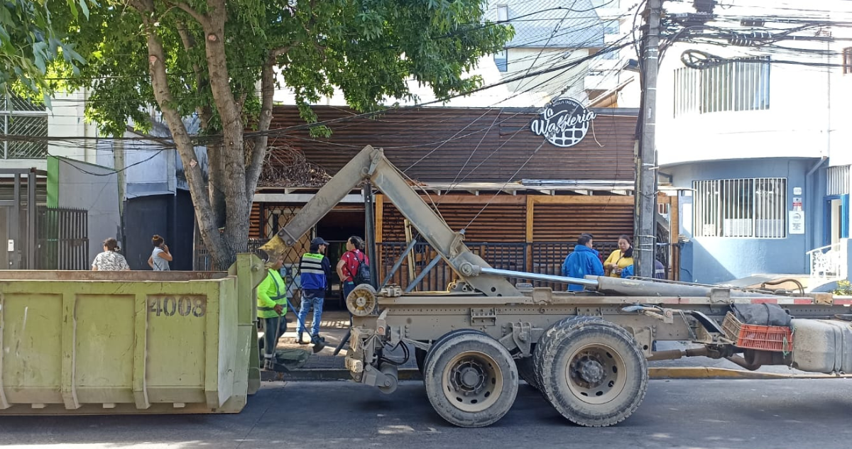 Encuentran a bebé durante desalojo de local comercial tomado en centro de Concepción