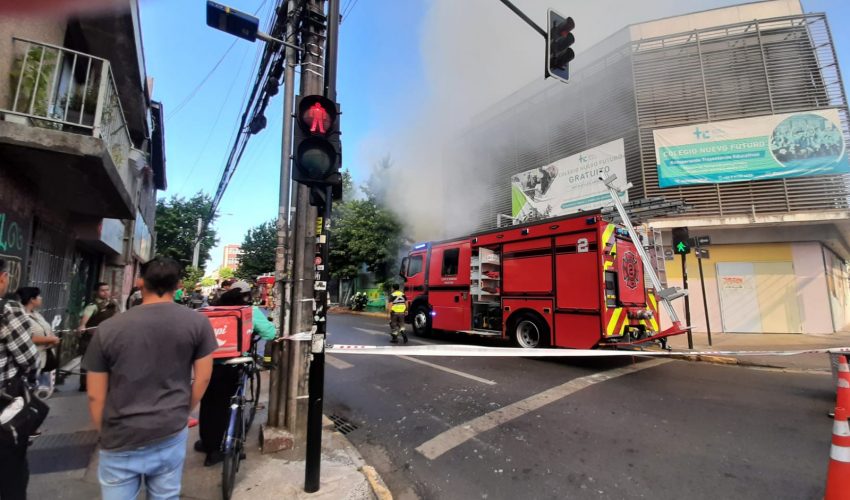 Incendio consume vivienda en el centro de Concepción