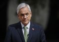 El país se encuentra consternado por la noticia del fallecimiento del ex presidente chileno Sebastián Piñera en un trágico accidente aéreo. El helicóptero en el que viajaba se estrelló en el Lago Ranco, en la región de los Ríos, dejando un profundo pesar en la nación. El fatídico suceso ocurrió durante la tarde de este martes, específicamente en la zona rural de Ilihue, en la comuna de Lago Ranco. Según informes de medios locales, el helicóptero se hundió aproximadamente a unos 40 metros de profundidad en el agua, y hasta el momento se han recuperado tres cuerpos de los ocupantes. Sebastián Piñera, quien ocupó la presidencia de Chile en dos periodos, primero entre 2010 y 2014 y luego de 2018 a 2022, dejó una huella significativa en la historia política del país. Durante su mandato, se destacó por su compromiso en diversas áreas, incluyendo la lucha contra la pandemia del Covid-19, donde realizó importantes donaciones de vacunas al Gobierno de Paraguay en un gesto solidario en medio de la crisis sanitaria. La noticia de su fallecimiento ha generado una profunda tristeza en todo el país. Políticos, líderes de opinión y ciudadanos comunes lamentan la pérdida de un hombre que dedicó gran parte de su vida al servicio público y dejó un legado político significativo en Chile. En estos momentos difíciles, nuestras condolencias y pensamientos están con la familia y seres queridos de Sebastián Piñera. Su partida deja un vacío en la política del país, pero su legado y contribuciones serán recordados por siempre. Descanse en paz, ex presidente Piñera.