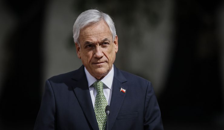 El país se encuentra consternado por la noticia del fallecimiento del ex presidente chileno Sebastián Piñera en un trágico accidente aéreo. El helicóptero en el que viajaba se estrelló en el Lago Ranco, en la región de los Ríos, dejando un profundo pesar en la nación. El fatídico suceso ocurrió durante la tarde de este martes, específicamente en la zona rural de Ilihue, en la comuna de Lago Ranco. Según informes de medios locales, el helicóptero se hundió aproximadamente a unos 40 metros de profundidad en el agua, y hasta el momento se han recuperado tres cuerpos de los ocupantes. Sebastián Piñera, quien ocupó la presidencia de Chile en dos periodos, primero entre 2010 y 2014 y luego de 2018 a 2022, dejó una huella significativa en la historia política del país. Durante su mandato, se destacó por su compromiso en diversas áreas, incluyendo la lucha contra la pandemia del Covid-19, donde realizó importantes donaciones de vacunas al Gobierno de Paraguay en un gesto solidario en medio de la crisis sanitaria. La noticia de su fallecimiento ha generado una profunda tristeza en todo el país. Políticos, líderes de opinión y ciudadanos comunes lamentan la pérdida de un hombre que dedicó gran parte de su vida al servicio público y dejó un legado político significativo en Chile. En estos momentos difíciles, nuestras condolencias y pensamientos están con la familia y seres queridos de Sebastián Piñera. Su partida deja un vacío en la política del país, pero su legado y contribuciones serán recordados por siempre. Descanse en paz, ex presidente Piñera.