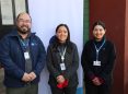 Felipe González, director médico de Clínica Andes Salud Puerto Montt; María Cristina Cardemil, Subdirectora Área de Salud de Desafío Levantemos Chile.; y Romina Barrientos, tecnóloga médica de Otorrinolaringología del Servicio de Salud Chiloé lideraron el operativo médico en Ancud, Chiloé.