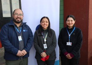 Felipe González, director médico de Clínica Andes Salud Puerto Montt; María Cristina Cardemil, Subdirectora Área de Salud de Desafío Levantemos Chile.; y Romina Barrientos, tecnóloga médica de Otorrinolaringología del Servicio de Salud Chiloé lideraron el operativo médico en Ancud, Chiloé.