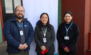 Felipe González, director médico de Clínica Andes Salud Puerto Montt; María Cristina Cardemil, Subdirectora Área de Salud de Desafío Levantemos Chile.; y Romina Barrientos, tecnóloga médica de Otorrinolaringología del Servicio de Salud Chiloé lideraron el operativo médico en Ancud, Chiloé.