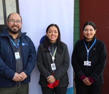 Felipe González, director médico de Clínica Andes Salud Puerto Montt; María Cristina Cardemil, Subdirectora Área de Salud de Desafío Levantemos Chile.; y Romina Barrientos, tecnóloga médica de Otorrinolaringología del Servicio de Salud Chiloé lideraron el operativo médico en Ancud, Chiloé.