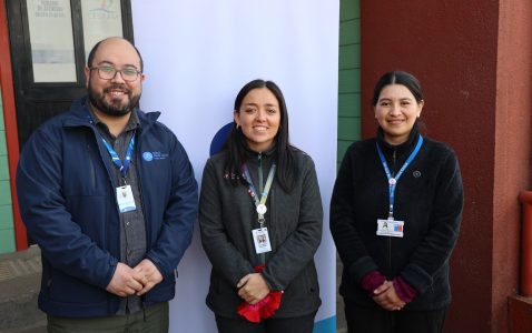 Felipe González, director médico de Clínica Andes Salud Puerto Montt; María Cristina Cardemil, Subdirectora Área de Salud de Desafío Levantemos Chile.; y Romina Barrientos, tecnóloga médica de Otorrinolaringología del Servicio de Salud Chiloé lideraron el operativo médico en Ancud, Chiloé.