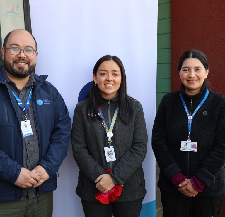 Felipe González, director médico de Clínica Andes Salud Puerto Montt; María Cristina Cardemil, Subdirectora Área de Salud de Desafío Levantemos Chile.; y Romina Barrientos, tecnóloga médica de Otorrinolaringología del Servicio de Salud Chiloé lideraron el operativo médico en Ancud, Chiloé.